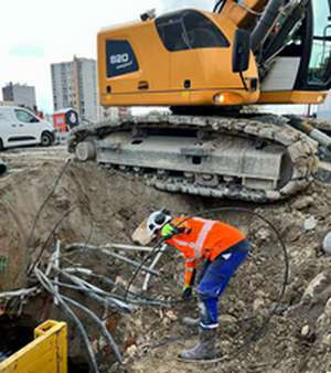 coup de pelleteuse sur fibres optiques