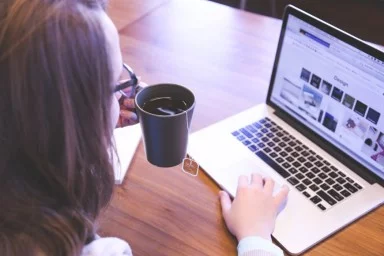 Jeune femme en télétravail